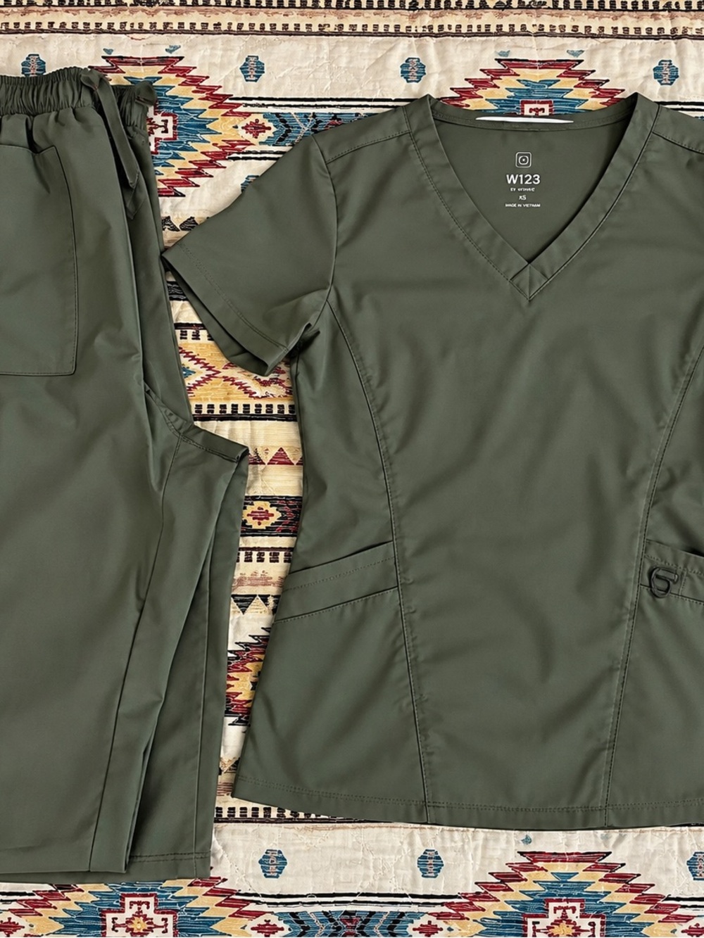 WonderWink Olive Green V‑Neck Scrub Top and Pants